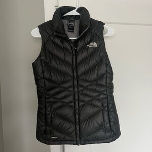 North Face women’s full-zip black puffer vest